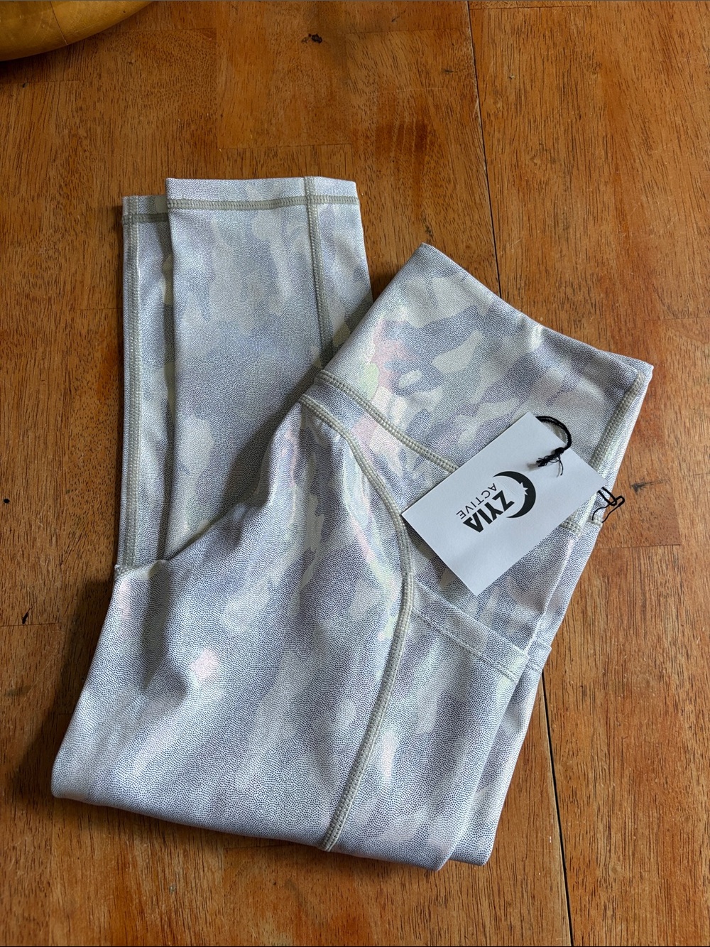 NWT ZYIA SILVER CAMO METALLIC LNT CAPRIS